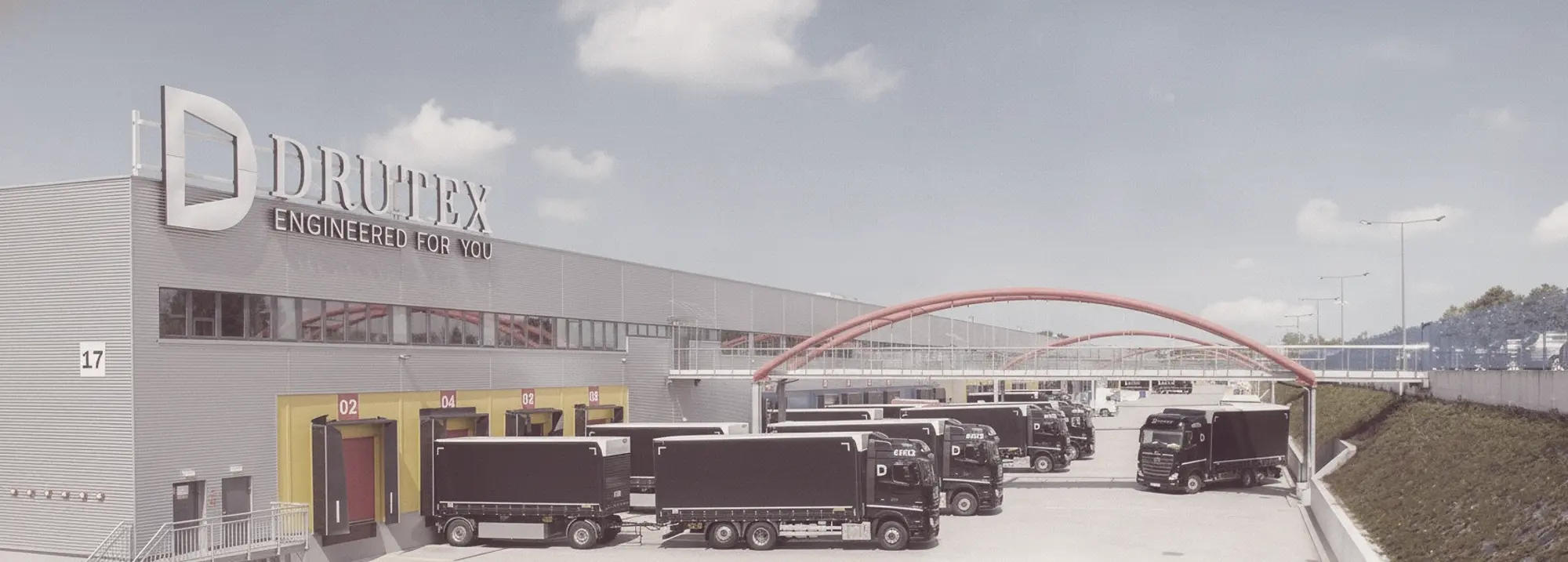 Werksgelände des Fensterherstellers DRUTEX mit Lkw-Flotte
