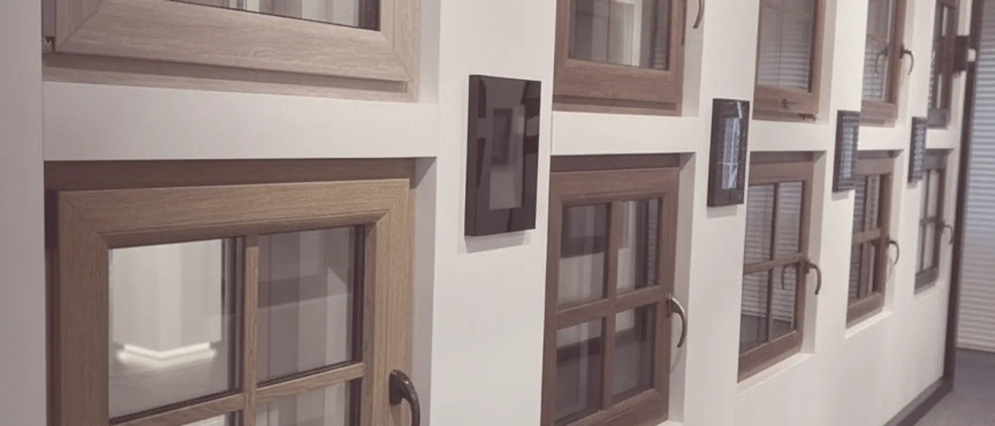 Musterwand mit Fenstern in verschiedenen Dekoren im Ausstellungsraum